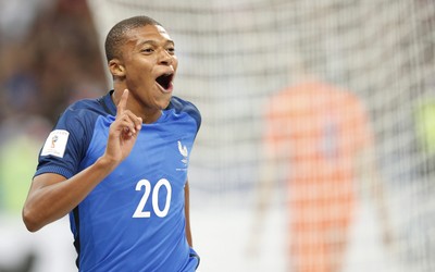 爱赢电竞独家-克瓦拉茨赫利亚赛后主动收拾器材